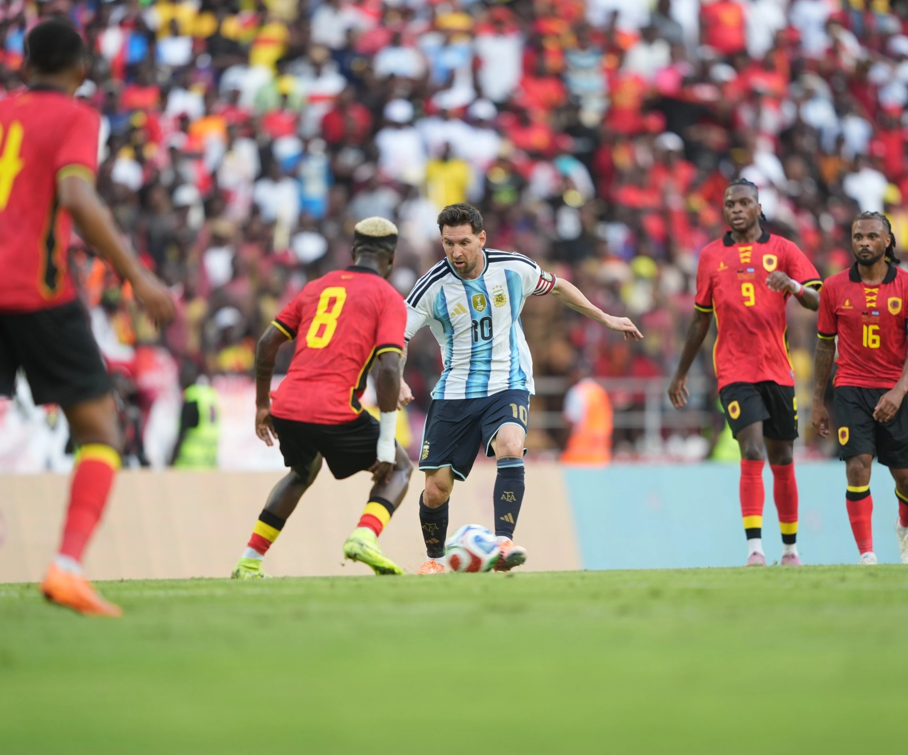 Dos décadas después, Argentina repite triunfador 2-0 contra Angola.