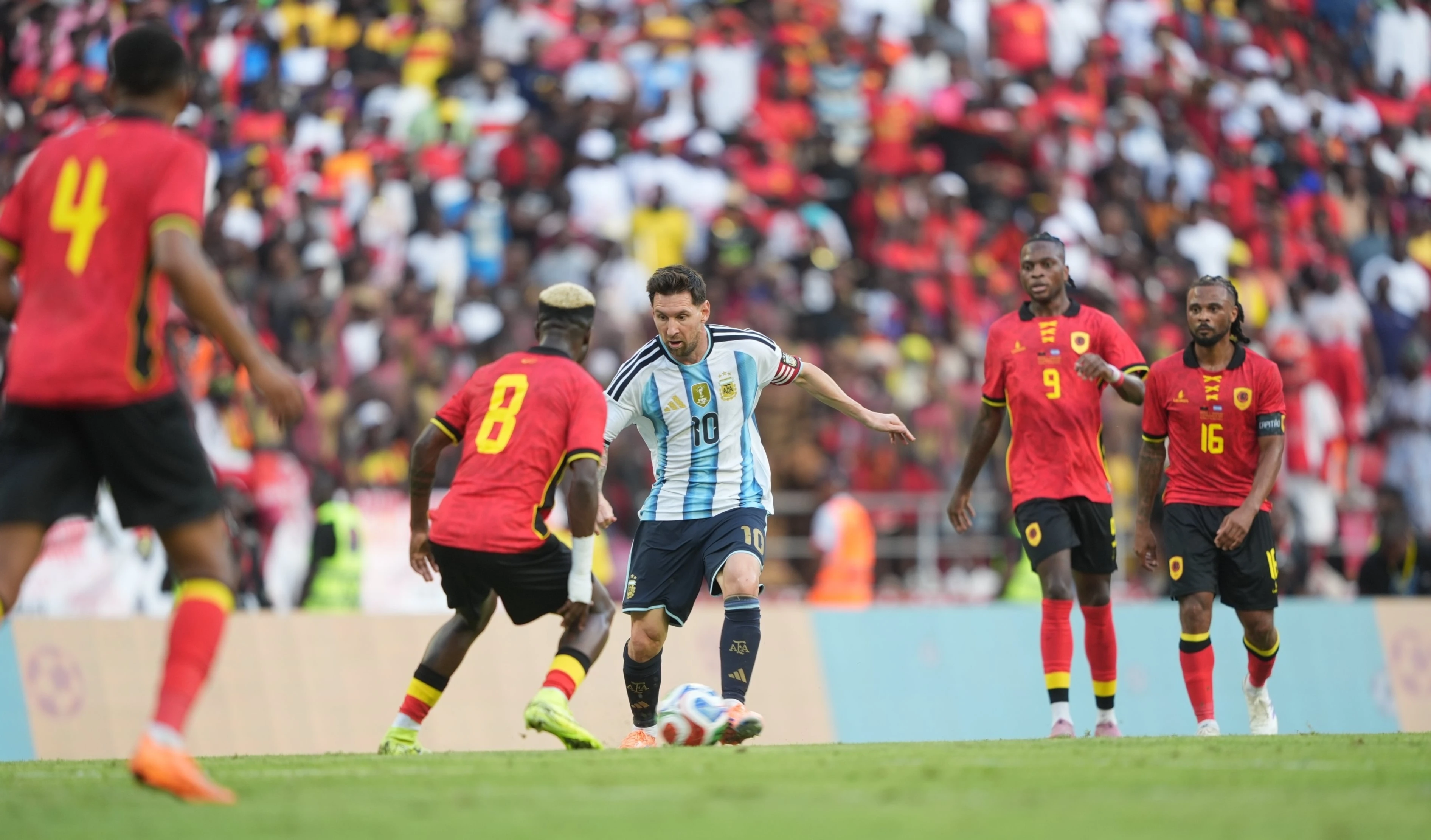 Dos décadas después, Argentina repite triunfador 2-0 contra Angola.