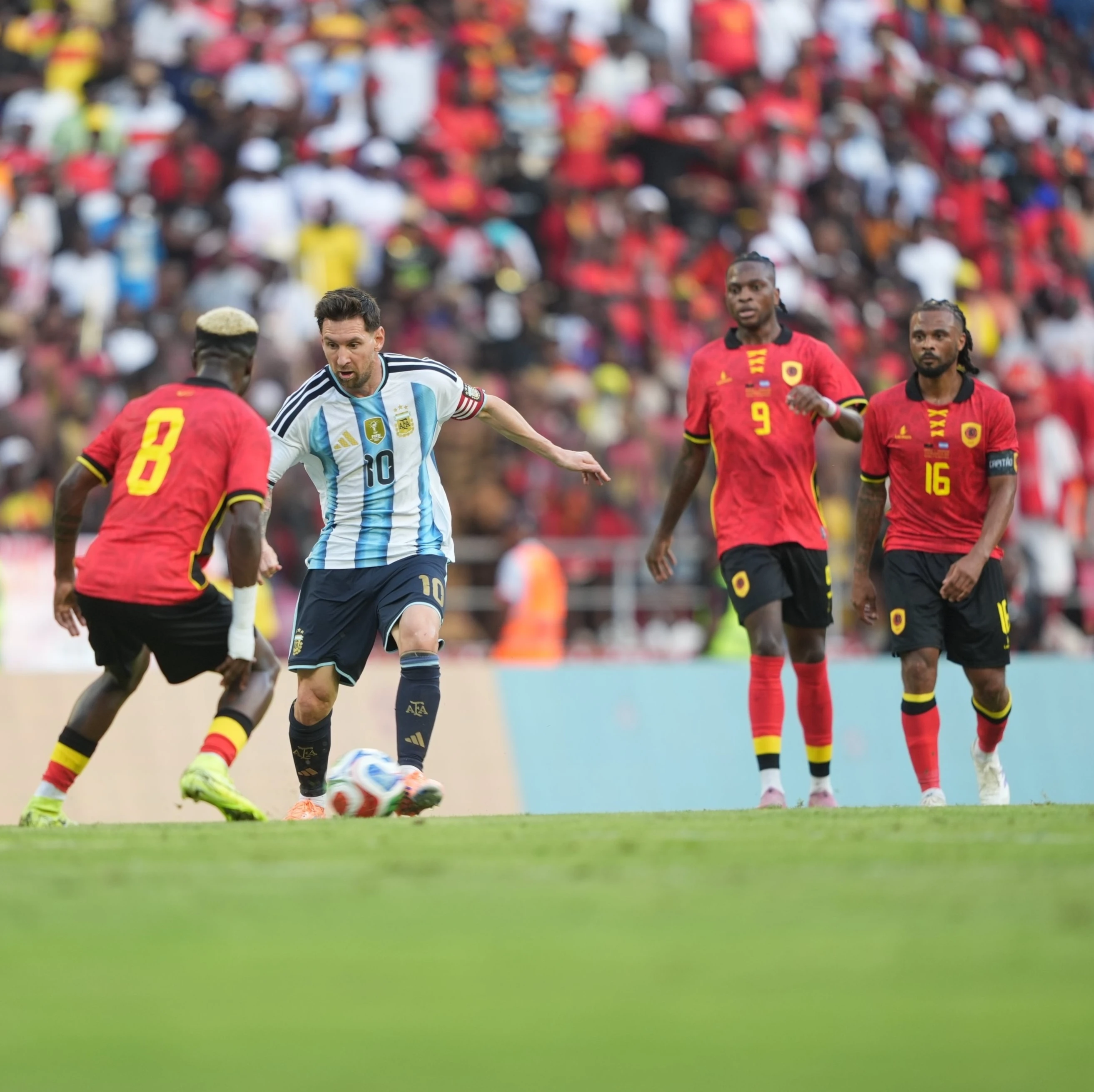 Dos décadas después, Argentina repite triunfador 2-0 contra Angola.