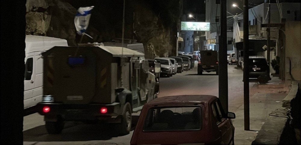 Vehículos militares irrumpen en Nablus, Cisjordania ocupada.