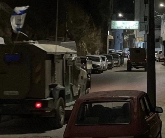 Vehículos militares irrumpen en Nablus, Cisjordania ocupada.