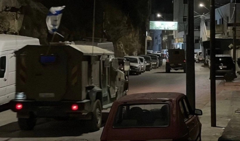 Vehículos militares irrumpen en Nablus, Cisjordania ocupada.