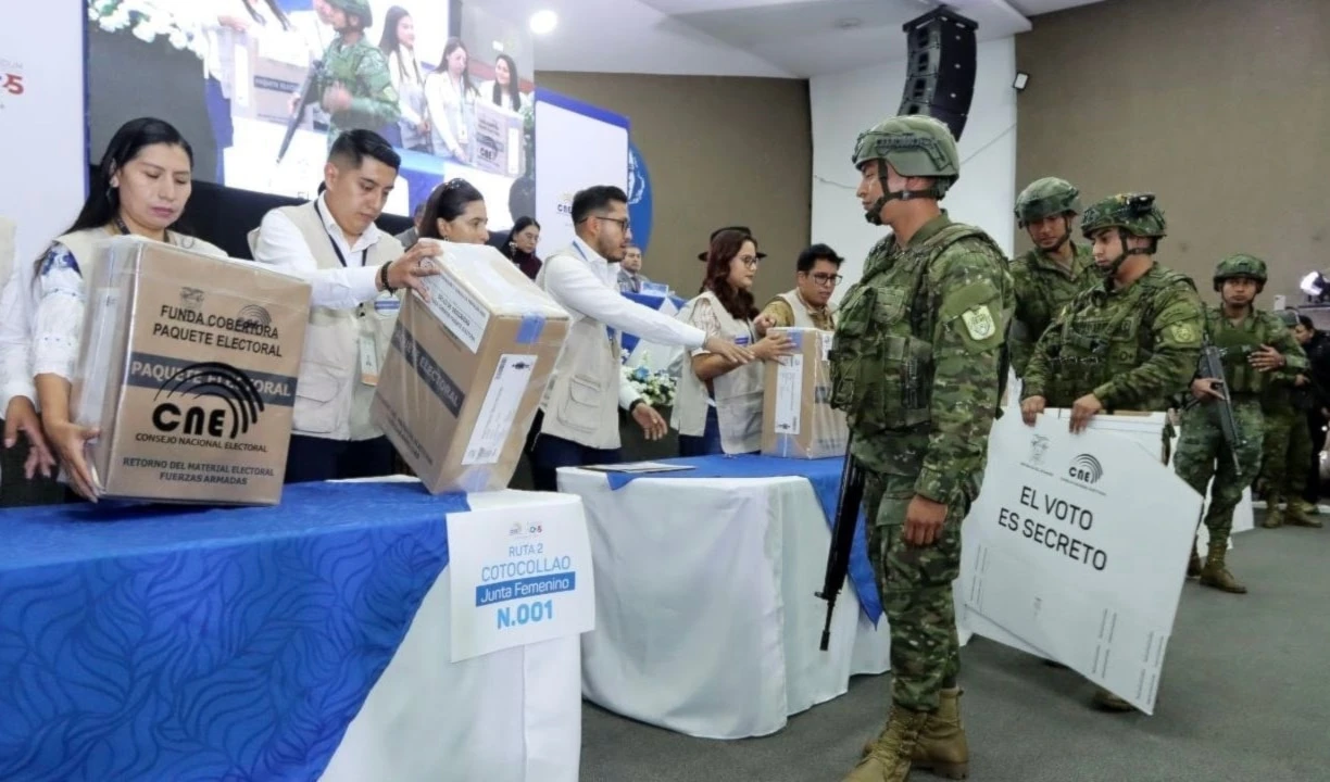 Ecuador vota en medio de crisis y militarización (Foto: @cnegobec)