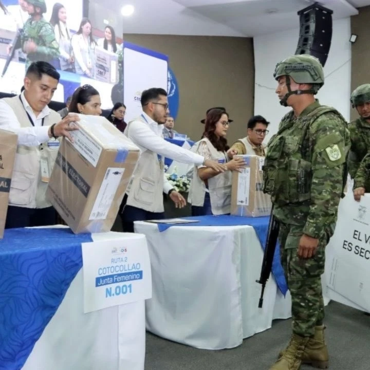 Ecuador vota en medio de crisis y militarización (Foto: @cnegobec)