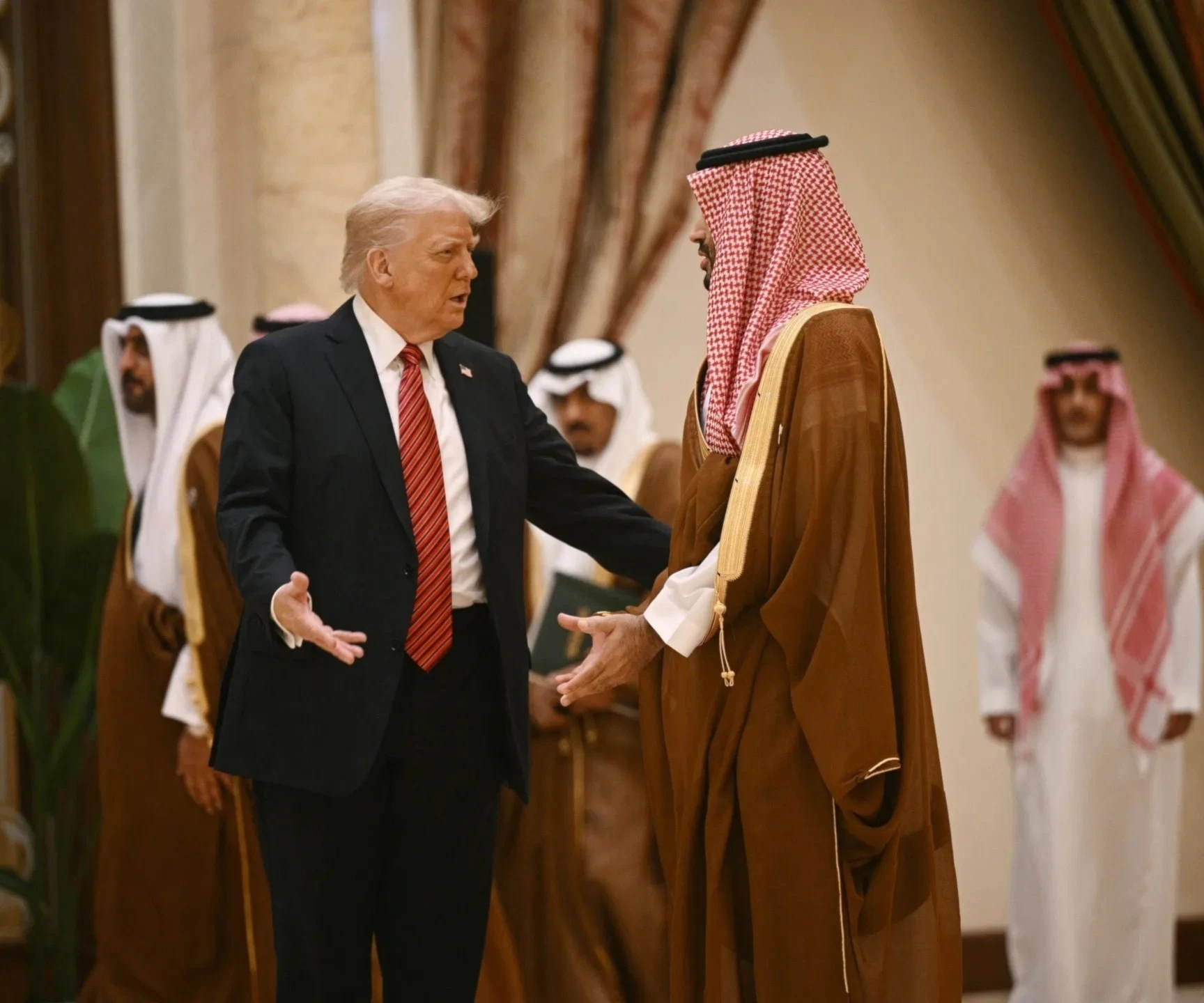 ​Donald Trump y el príncipe heredero saudita en un encuentro anterior en mayo de 2025. (Foto: AFP)