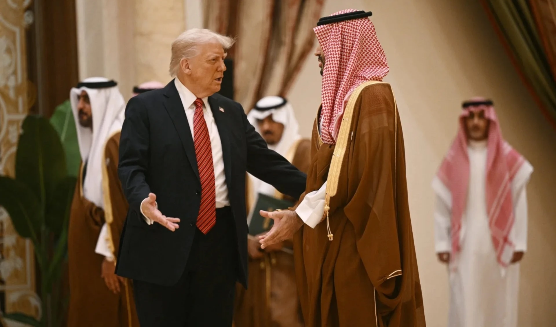 ​Donald Trump y el príncipe heredero saudita en un encuentro anterior en mayo de 2025. (Foto: AFP)
