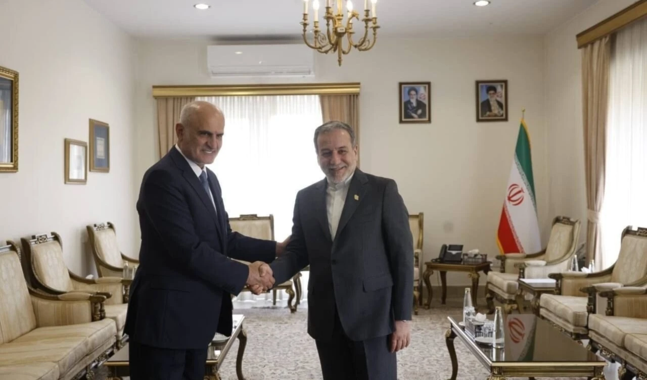Ministro de Asuntos Exteriores iraní, Abbas Araghchi, recibe al asesor político del presidente del Parlamento libanés, Ali Hassan Khalil (Foto: IRNA).