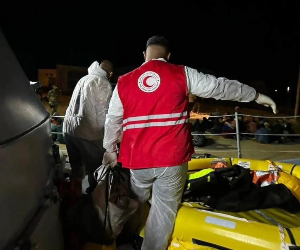 Cuatro migrantes fallecen tras hundimiento de barcos cerca de Al Khums