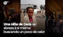 Una niña de Gaza se abraza a sí misma buscando un poco de calor