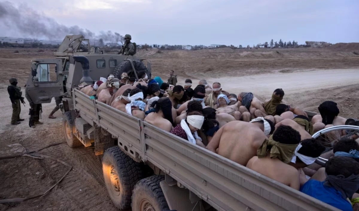 Camión militar israelí cargado con detenidos palestinos semidesnudos y con los ojos vendados. (Foto: AP)