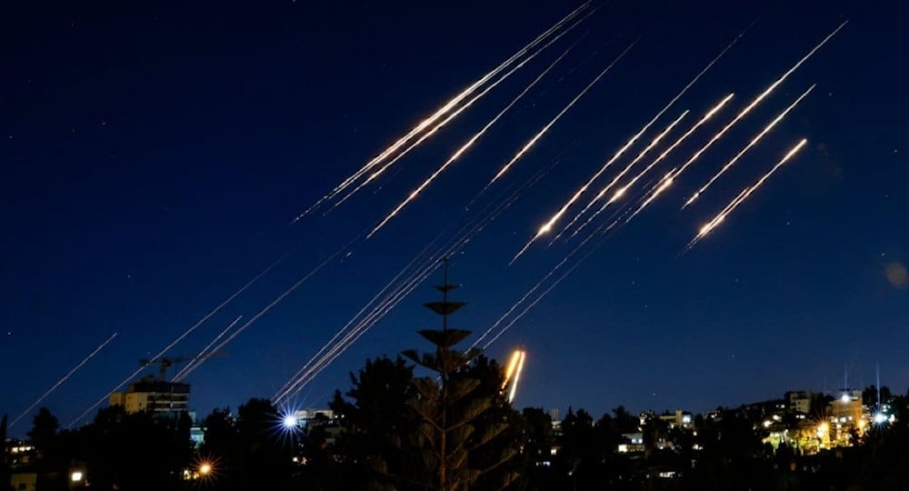 Cientos de misiles iraníes llegaron a Jerusalén ocupada durante la noche del 14 de junio de 2025. (Foto: AP) 