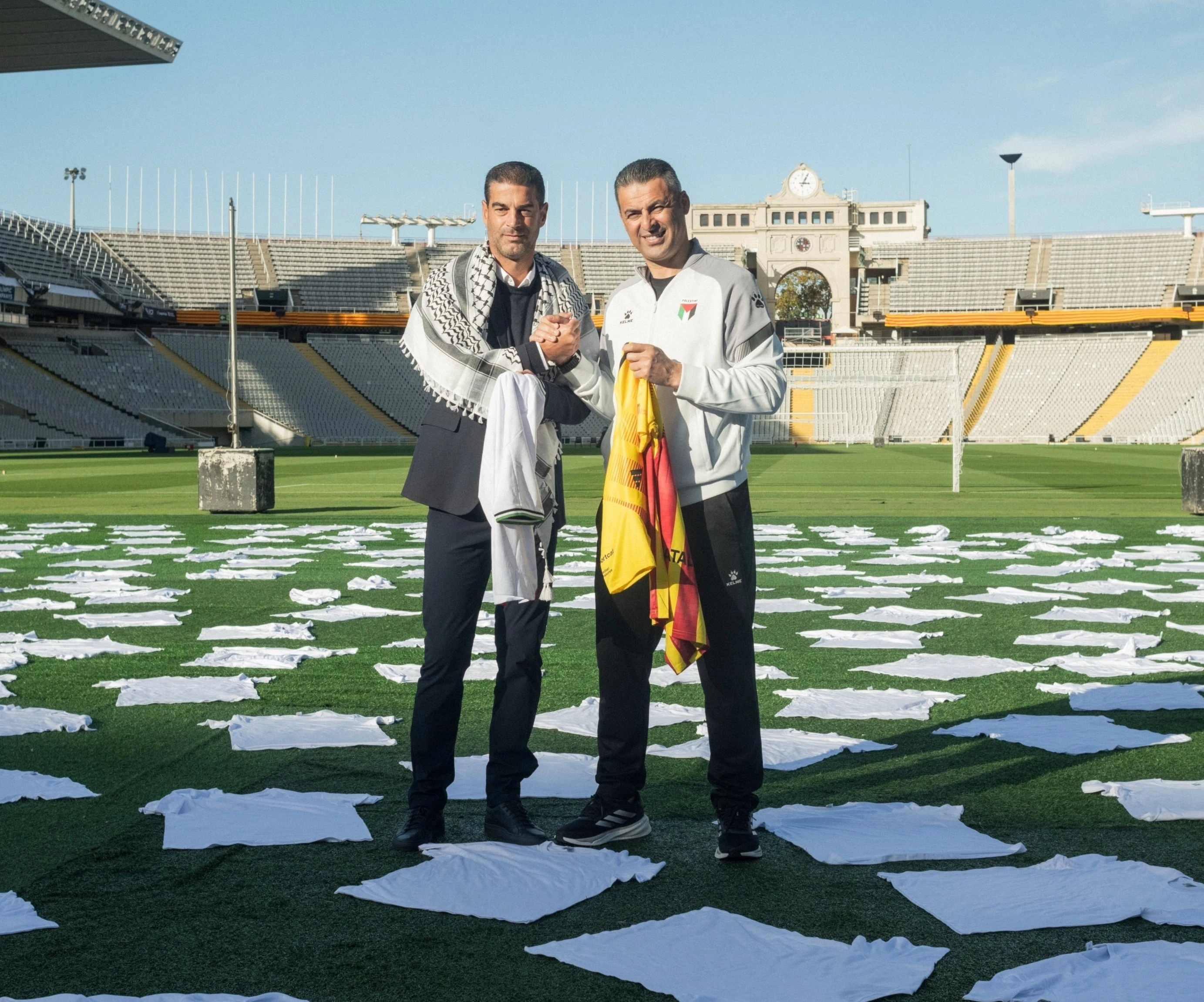 Camisetas blancas cubren estadio de Barcelona por asesinados en Gaza.