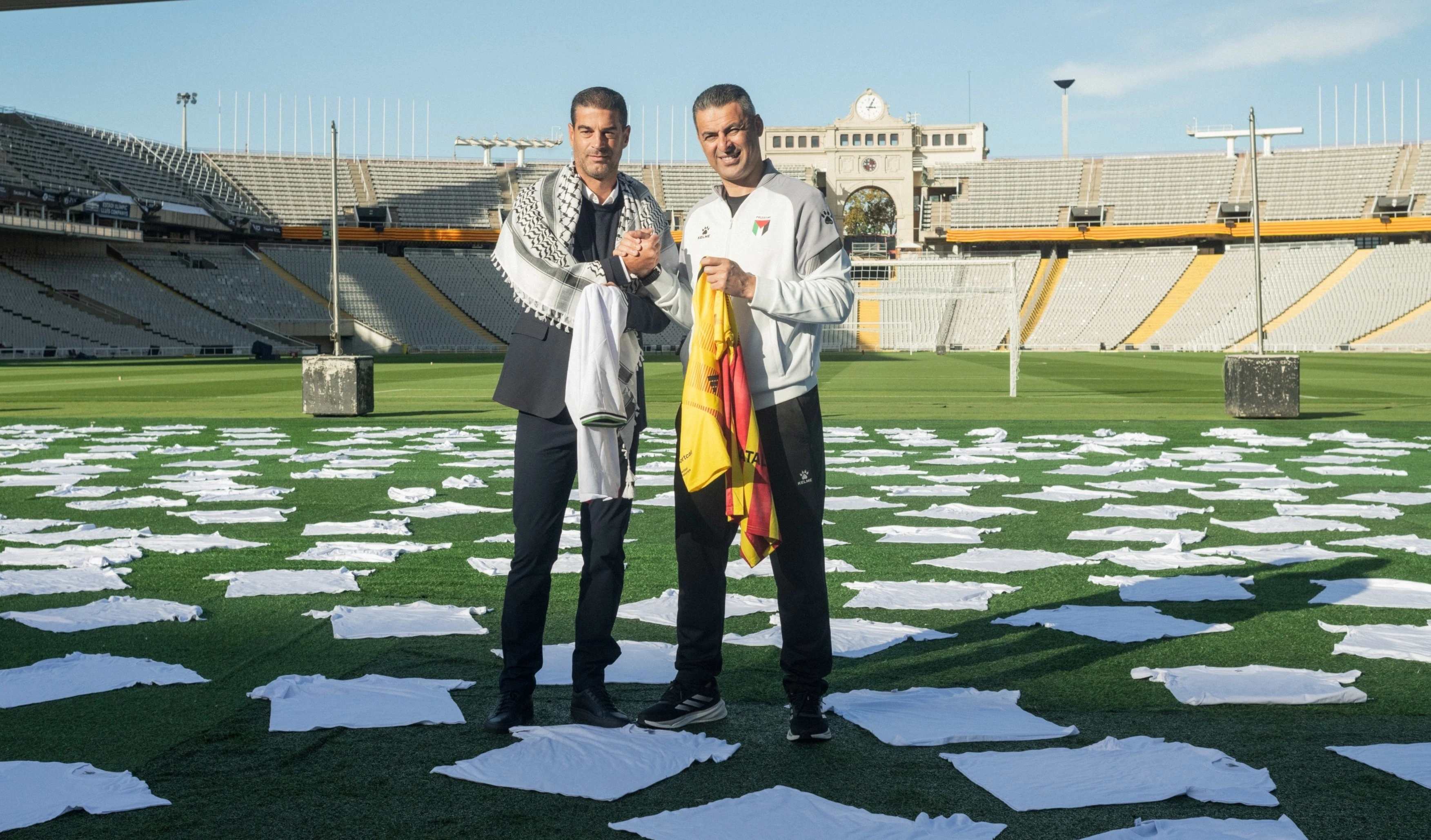 Camisetas blancas cubren estadio de Barcelona por asesinados en Gaza.