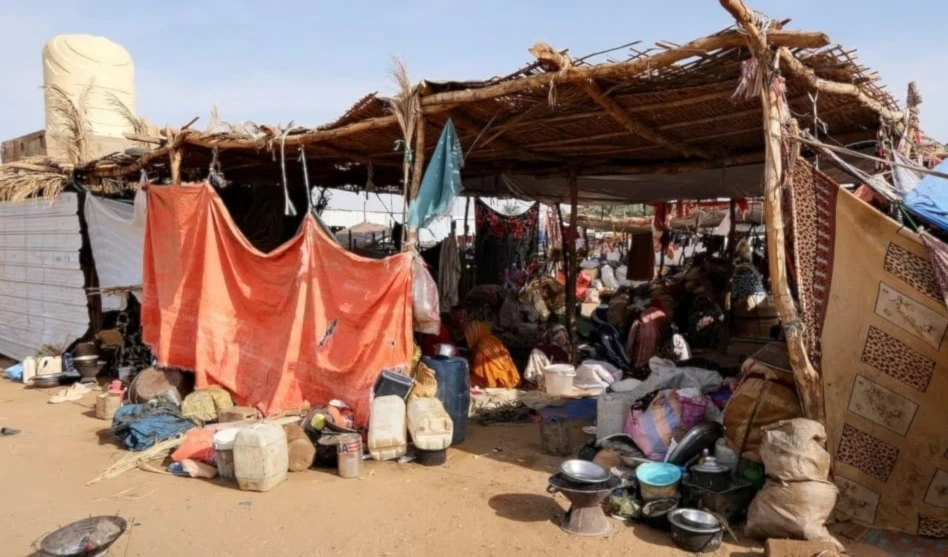 Mujeres que huyeron de El Fasher sentadas en una tienda de campaña en un campamento para desplazados en Debba, Sudán (Foto: Reuters)