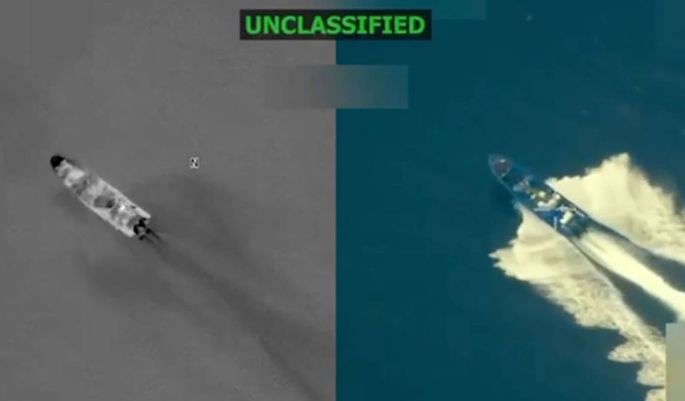 De acuerdo con Hegseth, la embarcación “era conocida por los servicios de inteligencia” por su participación en operaciones ilícitas.