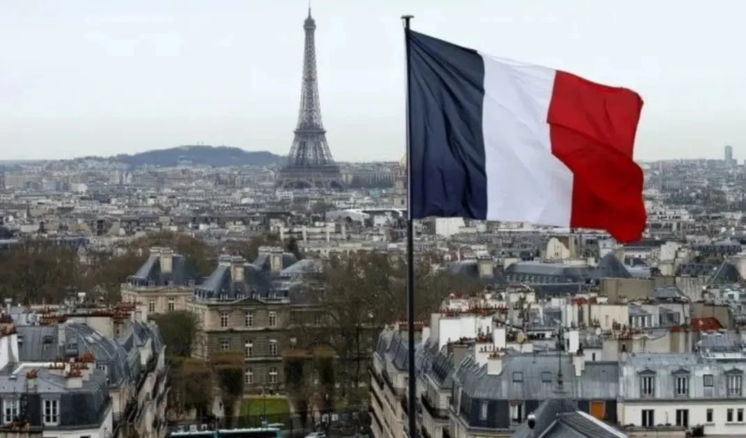 París insta a frenar la escalada y preservar la estabilidad regional.