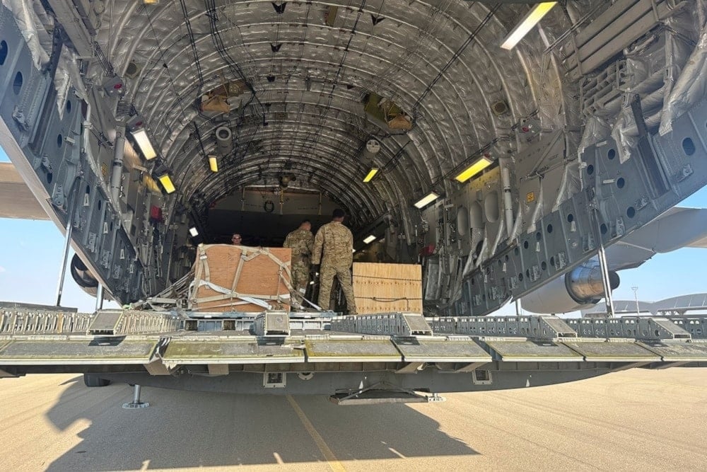 Un avión de transporte militar estadounidense C-17 cargado con armas destinadas a las fuerzas de ocupación israelíes. (Foto: AP)