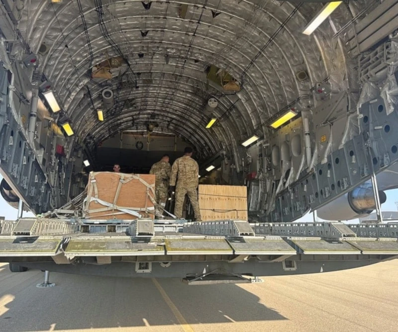 Un avión de transporte militar estadounidense C-17 cargado con armas destinadas a las fuerzas de ocupación israelíes. (Foto: AP)