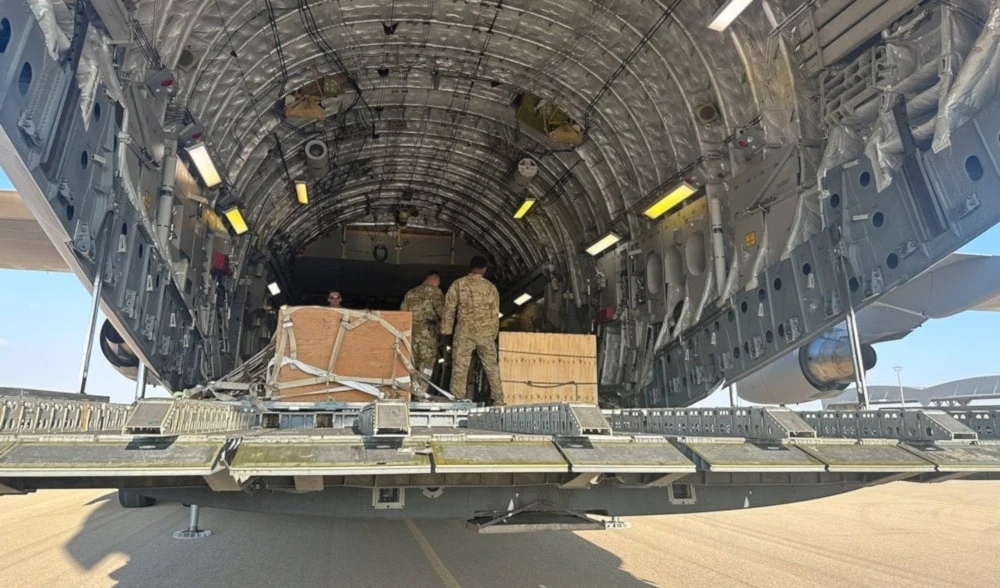 Un avión de transporte militar estadounidense C-17 cargado con armas destinadas a las fuerzas de ocupación israelíes. (Foto: AP)