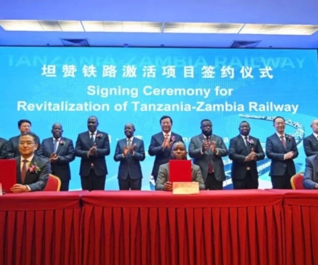 Ceremonia de firma del acuerdo tripartito.