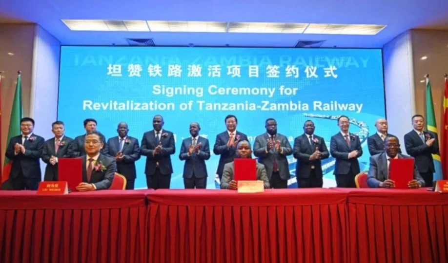 Ceremonia de firma del acuerdo tripartito.