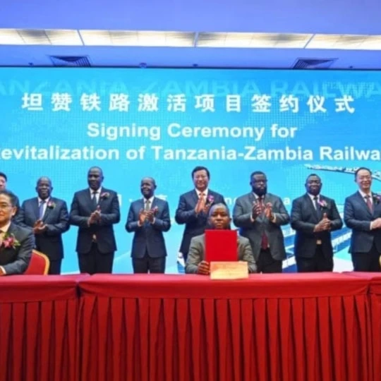 Ceremonia de firma del acuerdo tripartito.