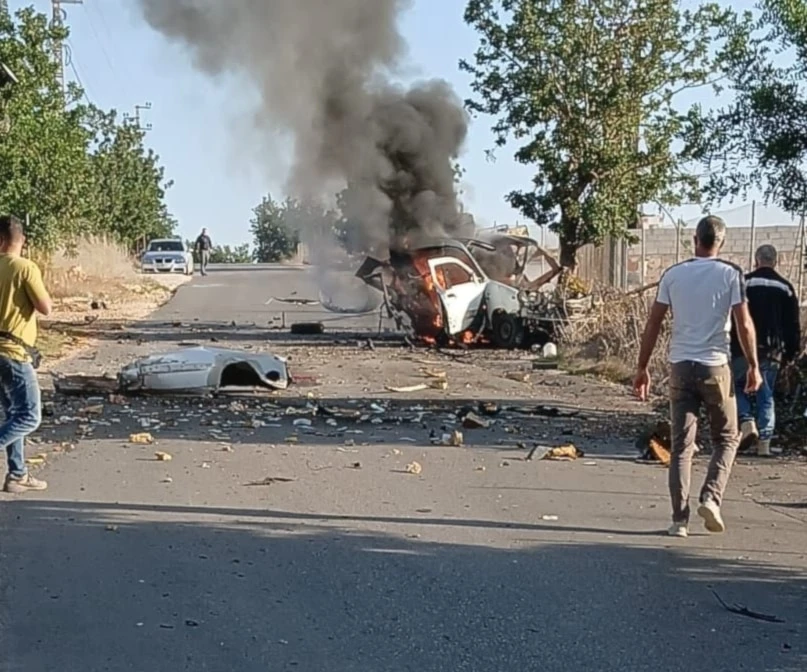 Un dron israelí impactó un auto en la ciudad de Zawtar al-Sharqiya, en el distrito de Nabatieh, en el sur del Líbano.