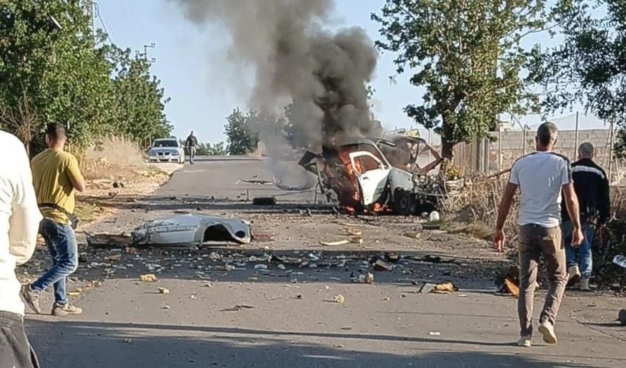 Un dron israelí impactó un auto en la ciudad de Zawtar al-Sharqiya, en el distrito de Nabatieh, en el sur del Líbano.