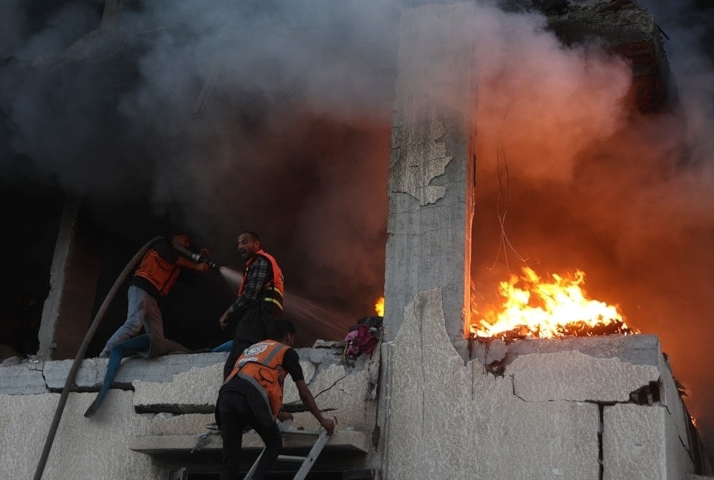 Personal de defensa civil intenta apagar una casa incendiada y blanco de ataques aéreos israelíes en la ciudad de Gaza este sábado. (Foto: AFP)