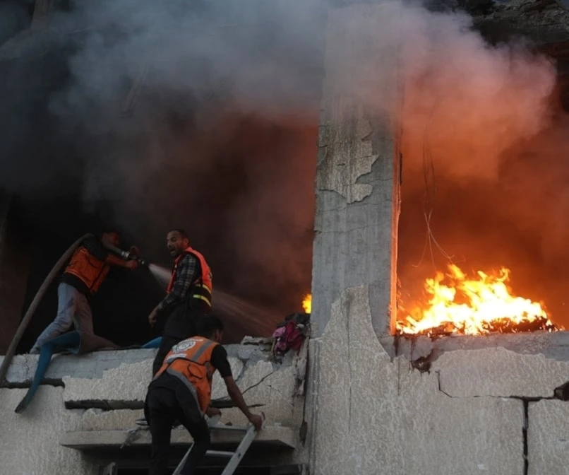 Personal de defensa civil intenta apagar una casa incendiada y blanco de ataques aéreos israelíes en la ciudad de Gaza este sábado. (Foto: AFP)