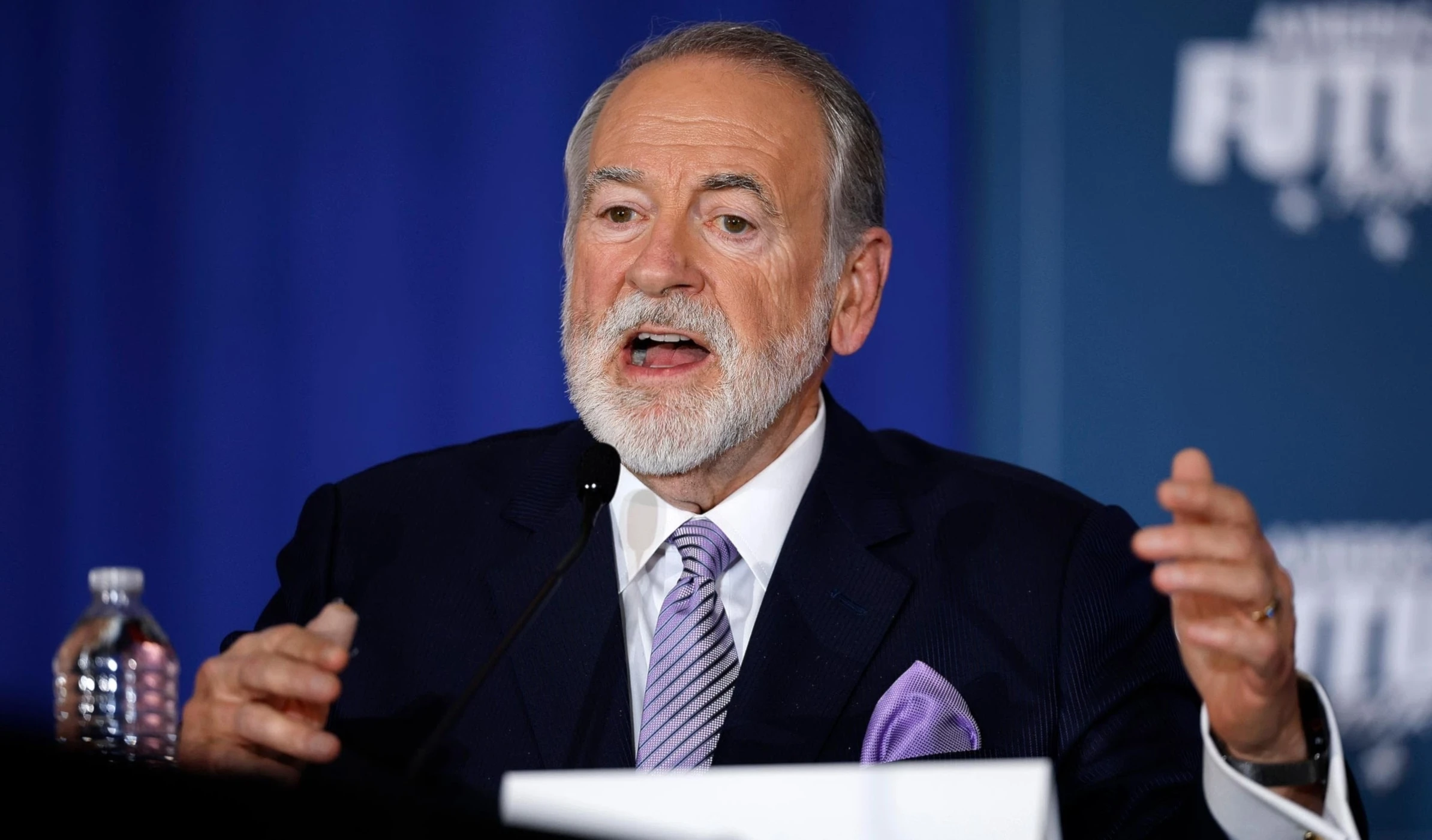 El embajador de Estados Unidos ante el gobierno de ocupación israelí, Mike Huckabee, tras divulgarse un encuentro del diplomático con un antiguo espía norteamericano.