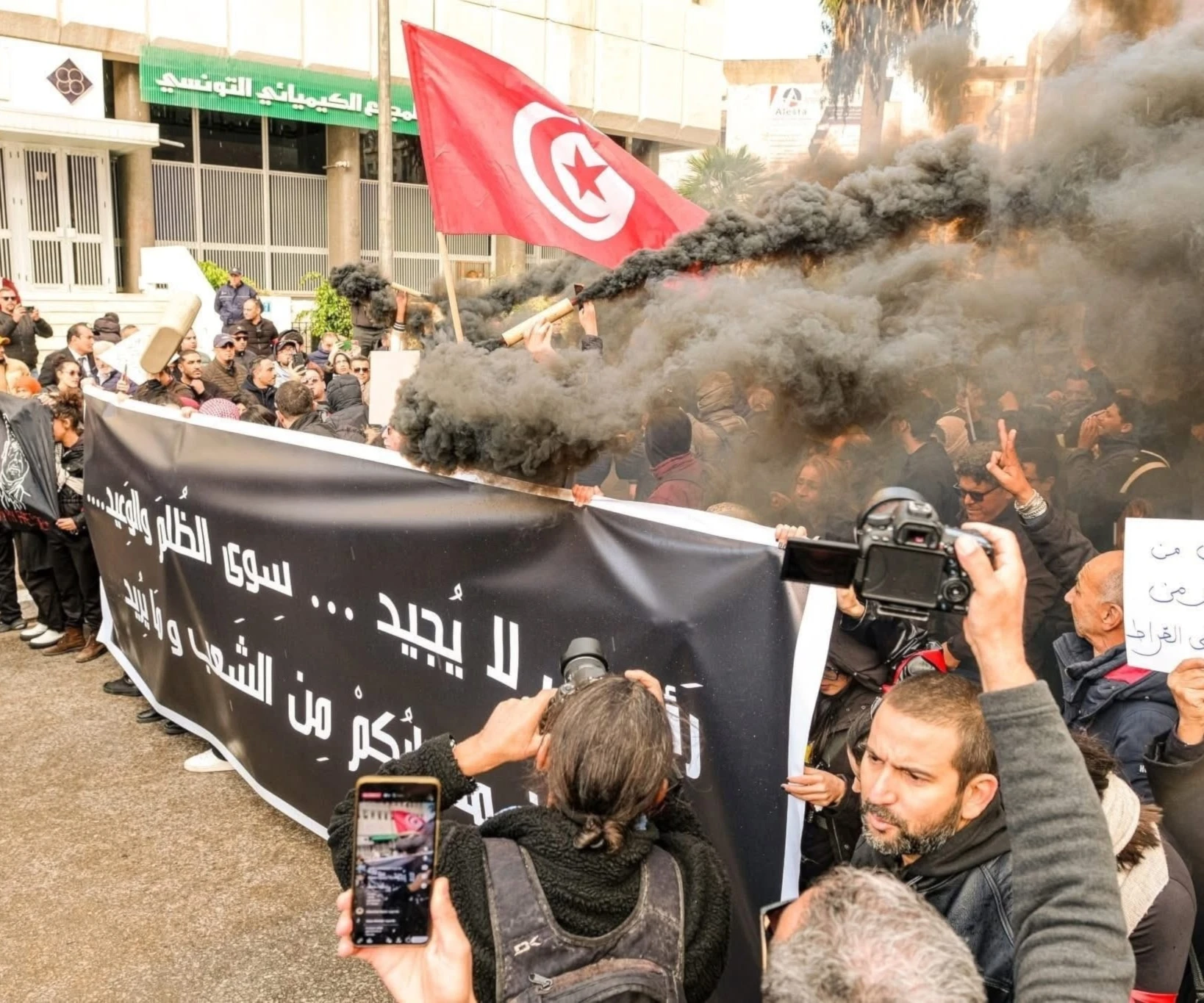 Miles en Túnez protestan contra el avance del autoritarismo