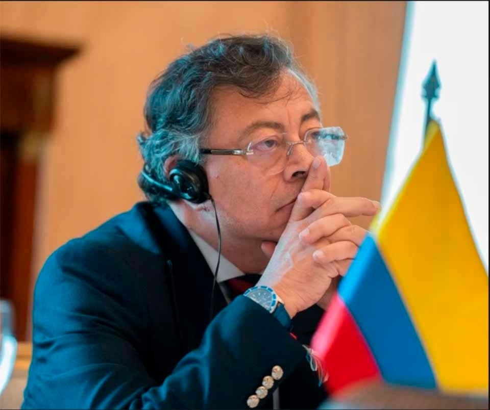 Petro rechaza bloqueo aéreo y alerta sobre tensiones con Venezuela