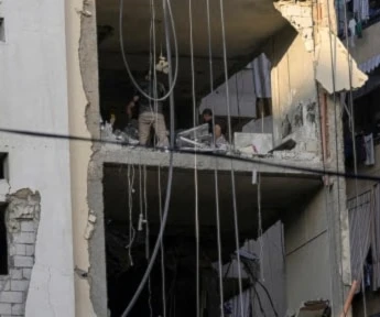 La agresión de “Israel” contra un edificio del suburbio sur de Beirut dejó cinco muertos y 28 heridos. (Foto: AP)