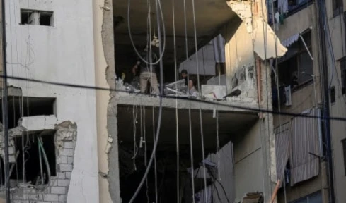 La agresión de “Israel” contra un edificio del suburbio sur de Beirut dejó cinco muertos y 28 heridos. (Foto: AP)