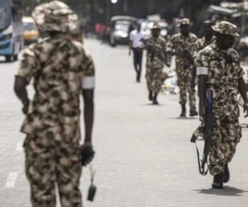 Elementos de seguridad pertenecientes a las Fuerzas Armadas de Nigeria