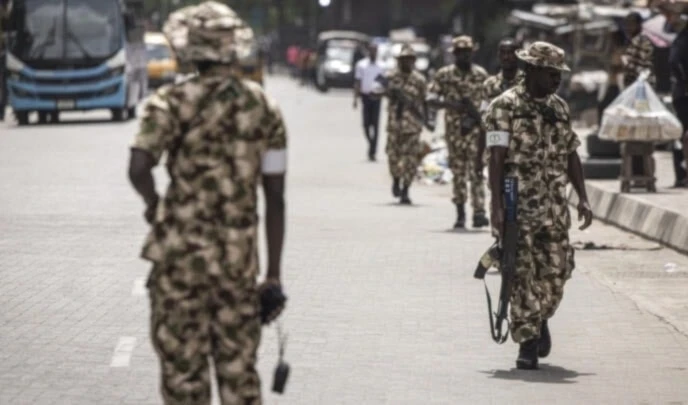 Elementos de seguridad pertenecientes a las Fuerzas Armadas de Nigeria