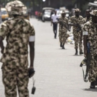 Elementos de seguridad pertenecientes a las Fuerzas Armadas de Nigeria
