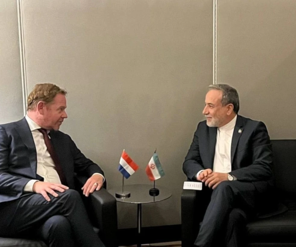 El ministro de Asuntos Exteriores de Irán, Abbas Araghchi, se reunió con su homólogo neerlandés, David van Weel