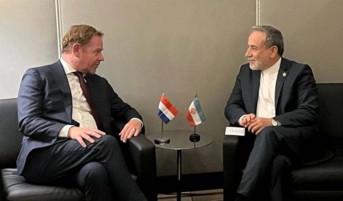 El ministro de Asuntos Exteriores de Irán, Abbas Araghchi, se reunió con su homólogo neerlandés, David van Weel