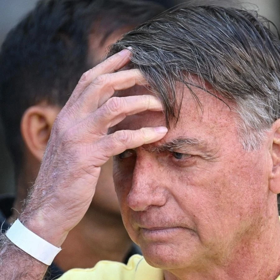 Bolsonaro dañó su tobillera para asilarse en una embajada