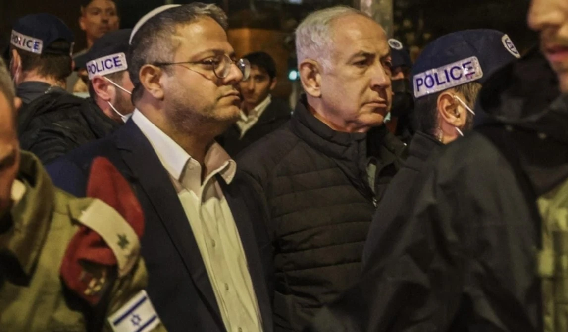 La oposición acusa al primer ministro de utilizar la crisis militar para fortalecer su control político y retrasar procesos judiciales pendientes.