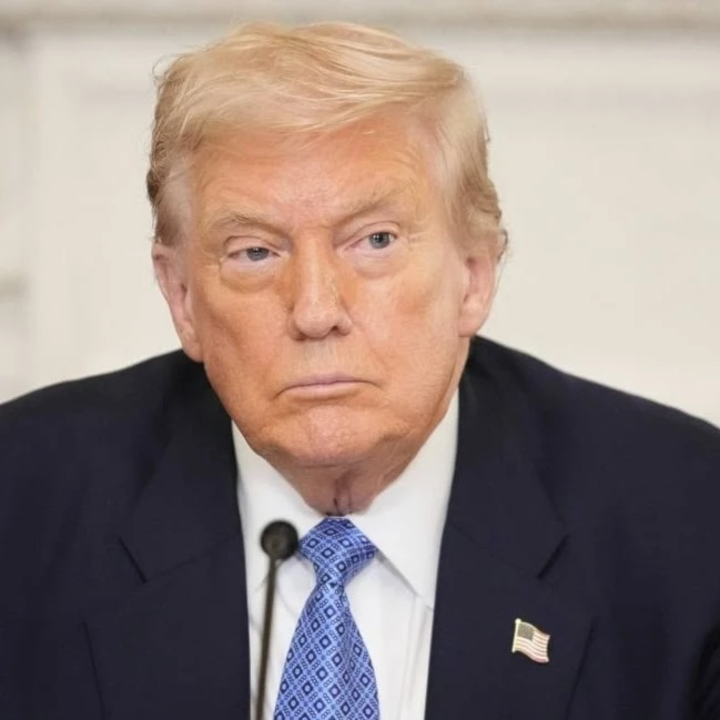 Trump responde con ataques a críticas sobre su salud y energía