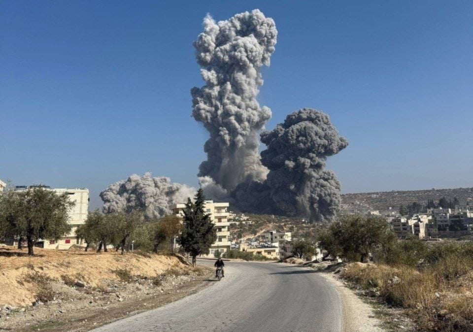 Incidentes simultáneos, ataques israelíes, operativo antiterrorista y explosión en Idlib, expone la persistente fragmentación del territorio sirio.