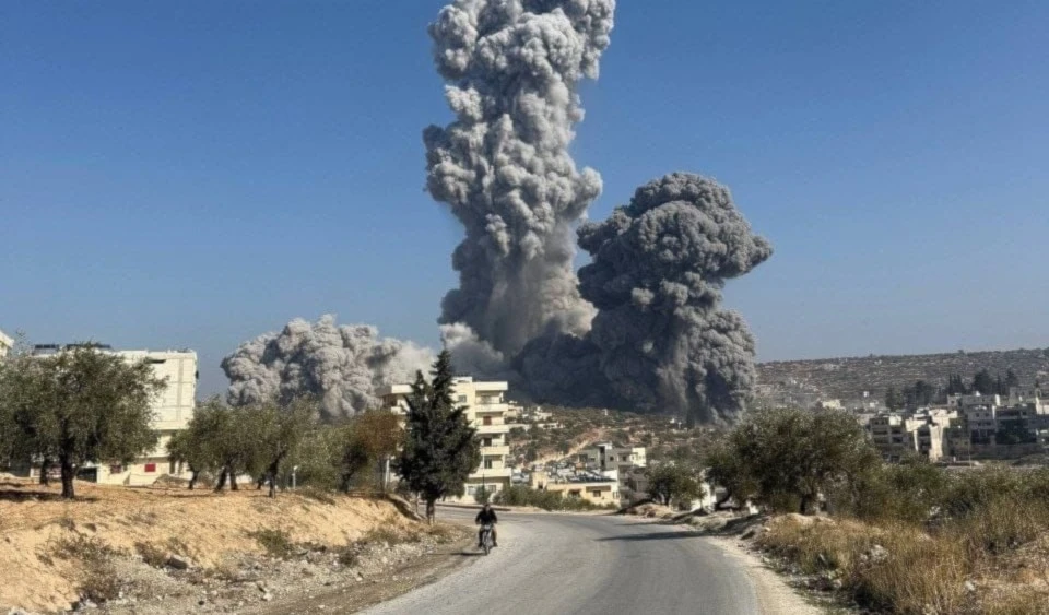 Incidentes simultáneos, ataques israelíes, operativo antiterrorista y explosión en Idlib, expone la persistente fragmentación del territorio sirio.