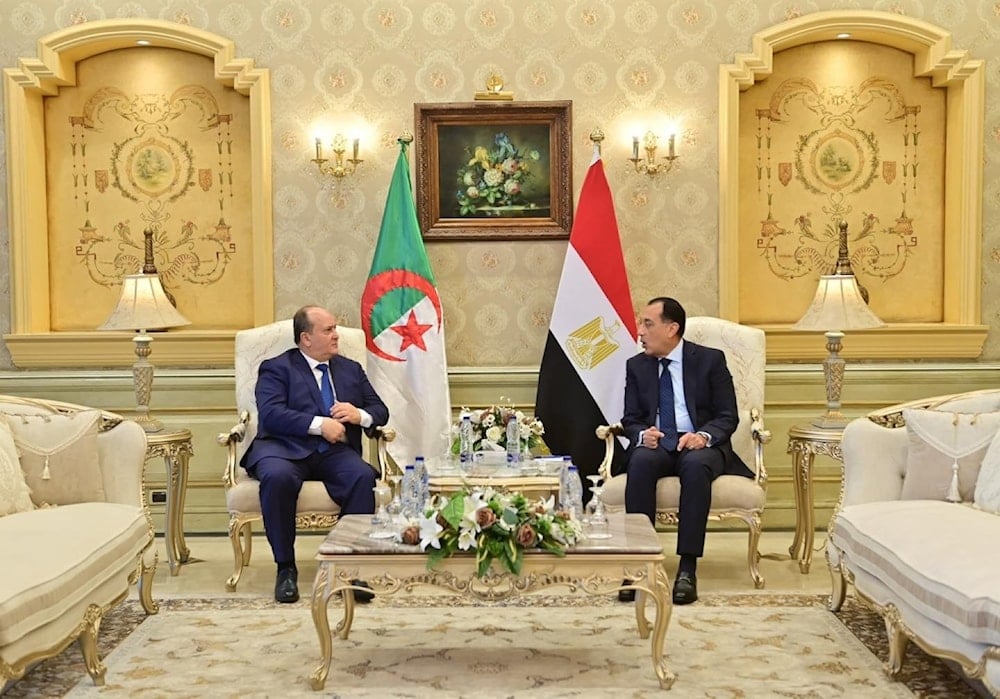 Encuentro entre el primer ministro egipcio Mostafa Madbouly y su homólogo argelino Sifi Gharib.