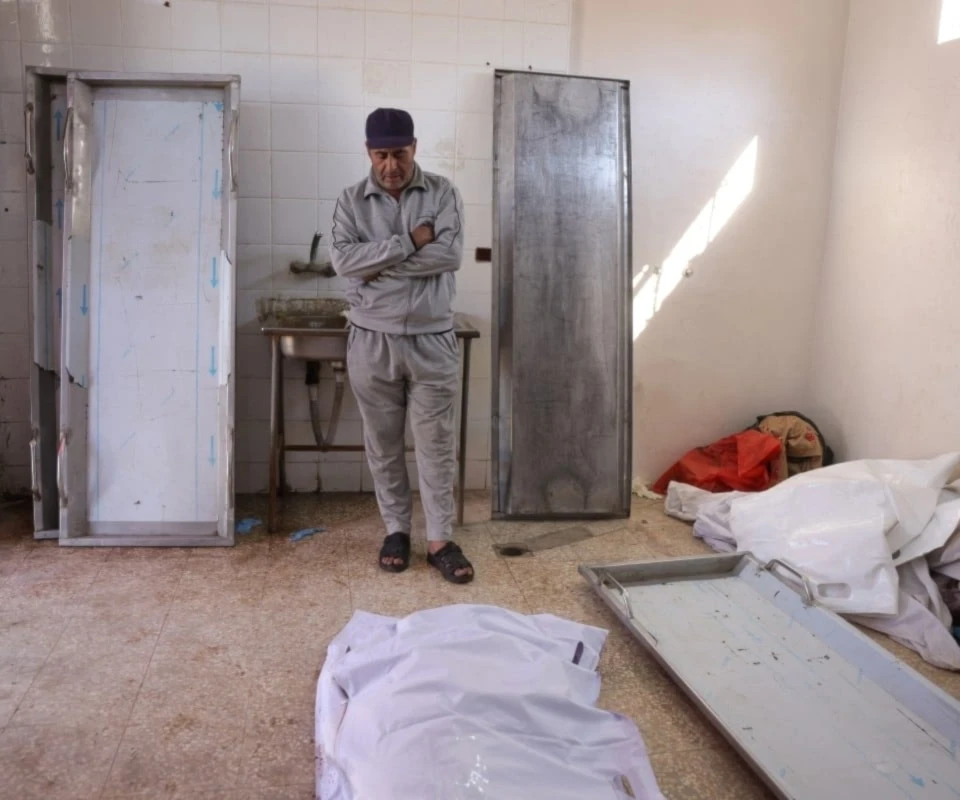 Un palestino se despide de un familiar que murió en un ataque aéreo israelí en Deir al-Balah. 26 de noviembre de 2025 (Foto: AFP).