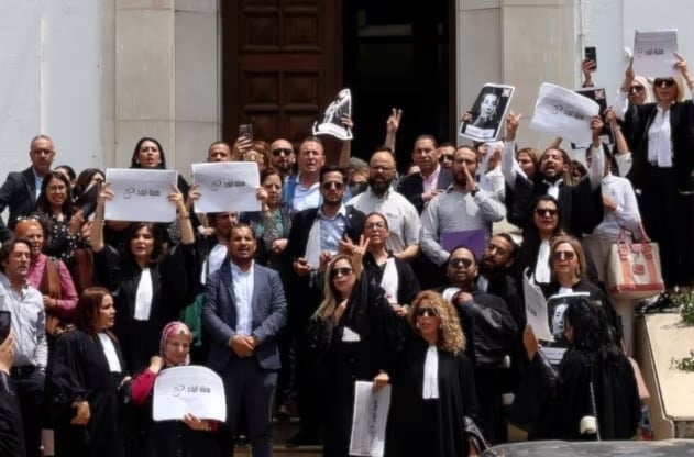  Abogados protestan contra la detención de la abogada opositora Sonia Dahmani frente al Palacio de Justicia en Túnez, 2024 (Foto: Reuters)