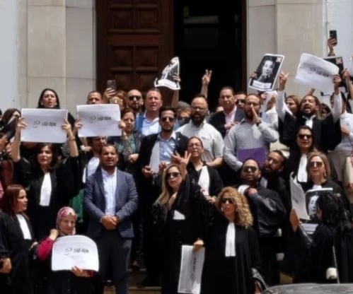Abogados protestan contra la detención de la abogada opositora Sonia Dahmani frente al Palacio de Justicia en Túnez, 2024 (Foto: Reuters)