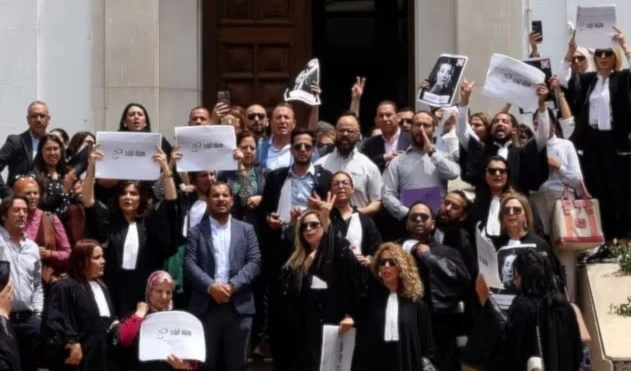 Abogados protestan contra la detención de la abogada opositora Sonia Dahmani frente al Palacio de Justicia en Túnez, 2024 (Foto: Reuters)